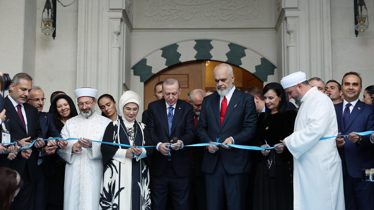 Cumhurbaşkanı Erdoğan, Arnavutluk'ta cami açılışı yaptı