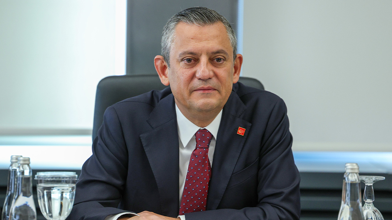Özgür Özel, Cumhurbaşkanı Erdoğan gelince neden ayağa kalktıklarını aç