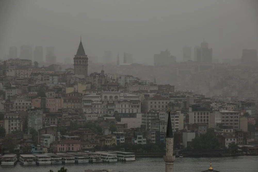 İstanbul'u kara bulutlar sardı: Sağanak yağış etkisini gösterdi