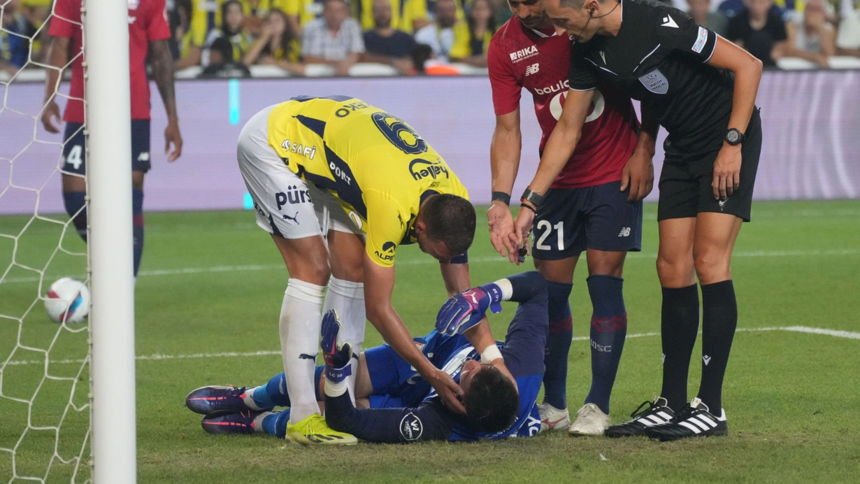 UEFA, Fenerbahçe'ye cezayı kesti: Sahaya yabancı madde atılmıştı
