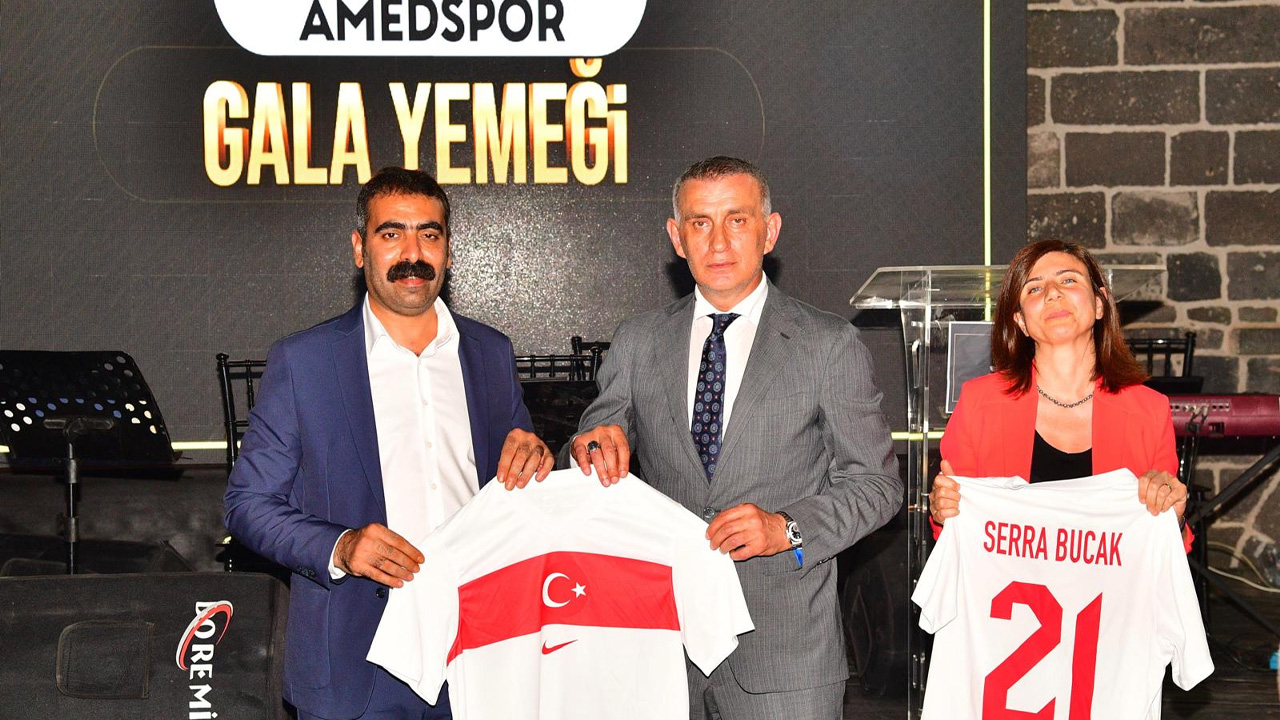İbrahim Hacıosmanoğlu'ndan DEM Parti'li belediye başkanlara millî ta..