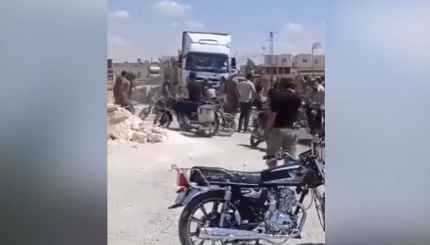 Türkiye-Suriye sınır hattı karıştı! TIR'lara saldırıldı, bayraklar parçalandı