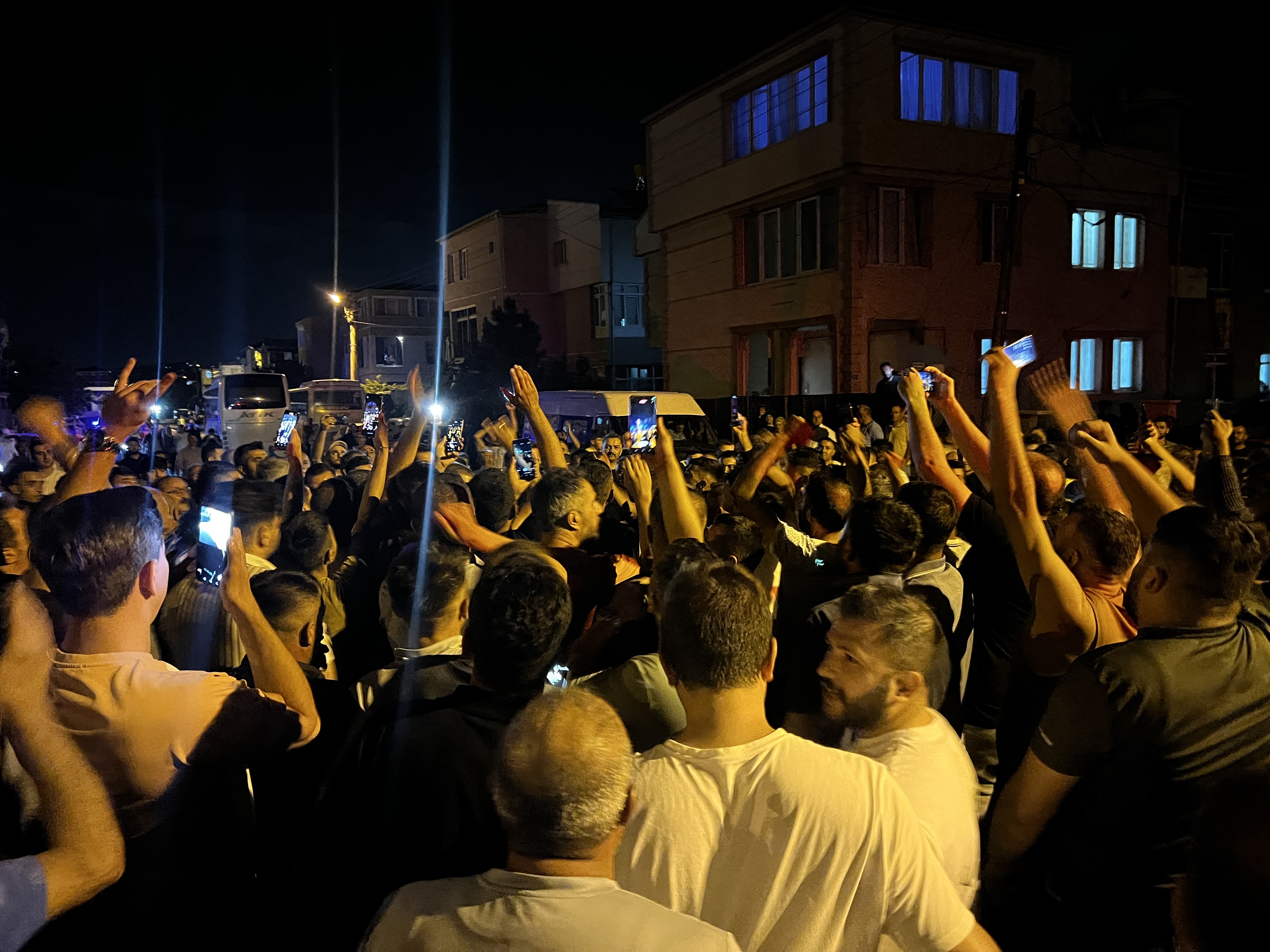 Kayseri'de ortalık karıştı! Araçlar yakıldı, Valilik açıklama yaptı