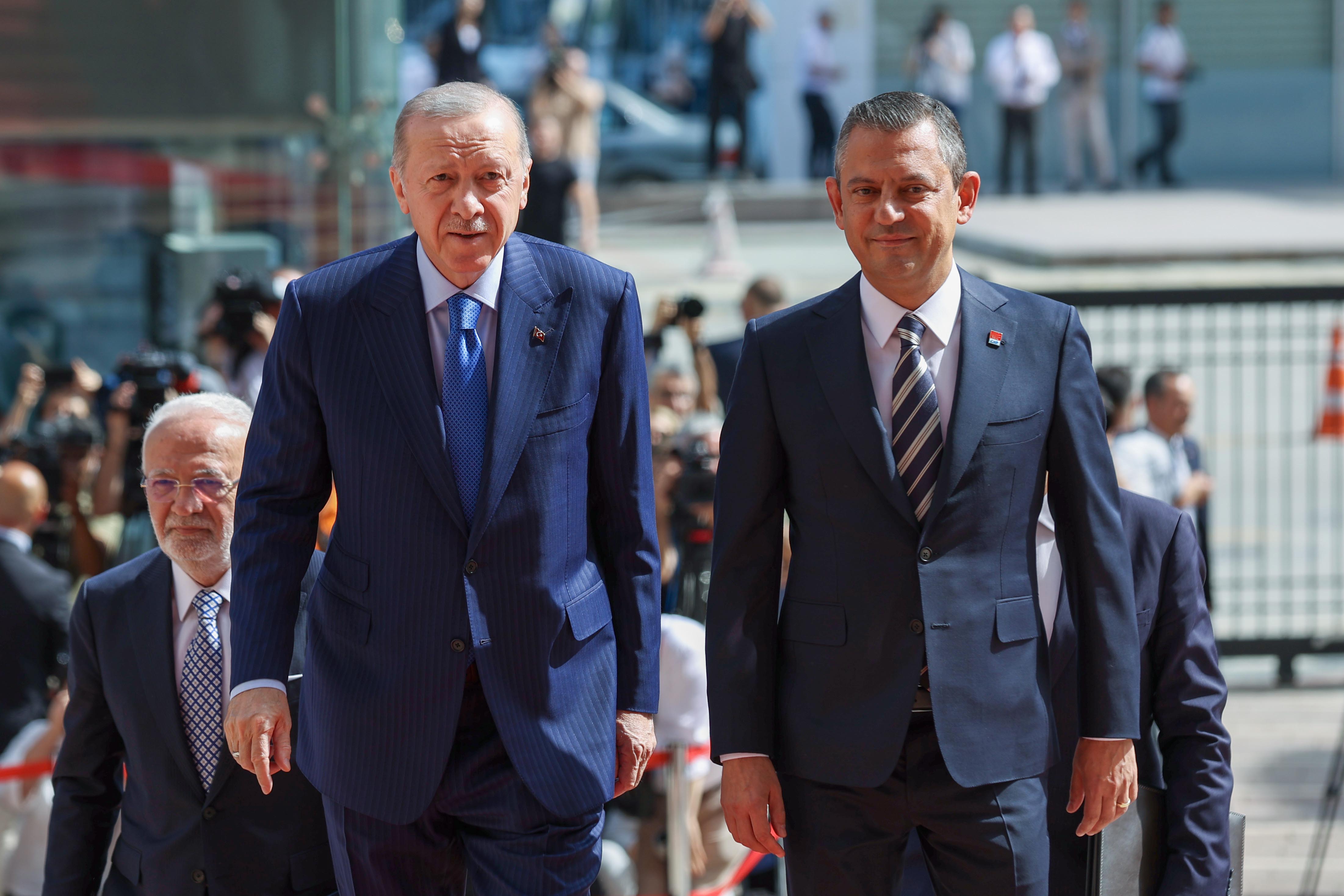Özgür Özel, Erdoğan'dan emekliye zam talep etti! SGK uzmanı 'emekliye refah planı'nı anlattı