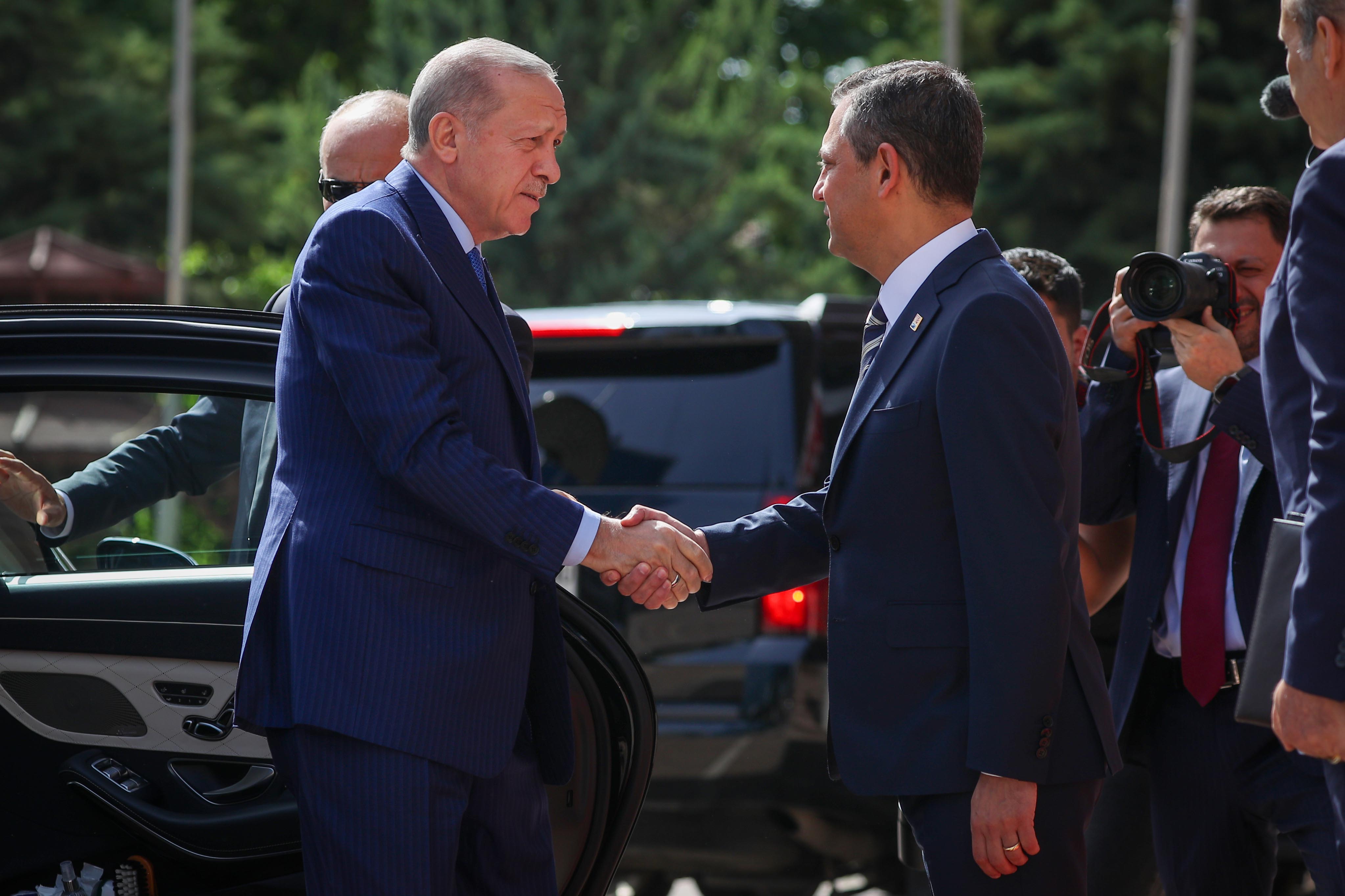 Cumhurbaşkanı Erdoğan, Özgür Özel görüşmesinden detaylar! Birbirlerine ne hediye ettiler?