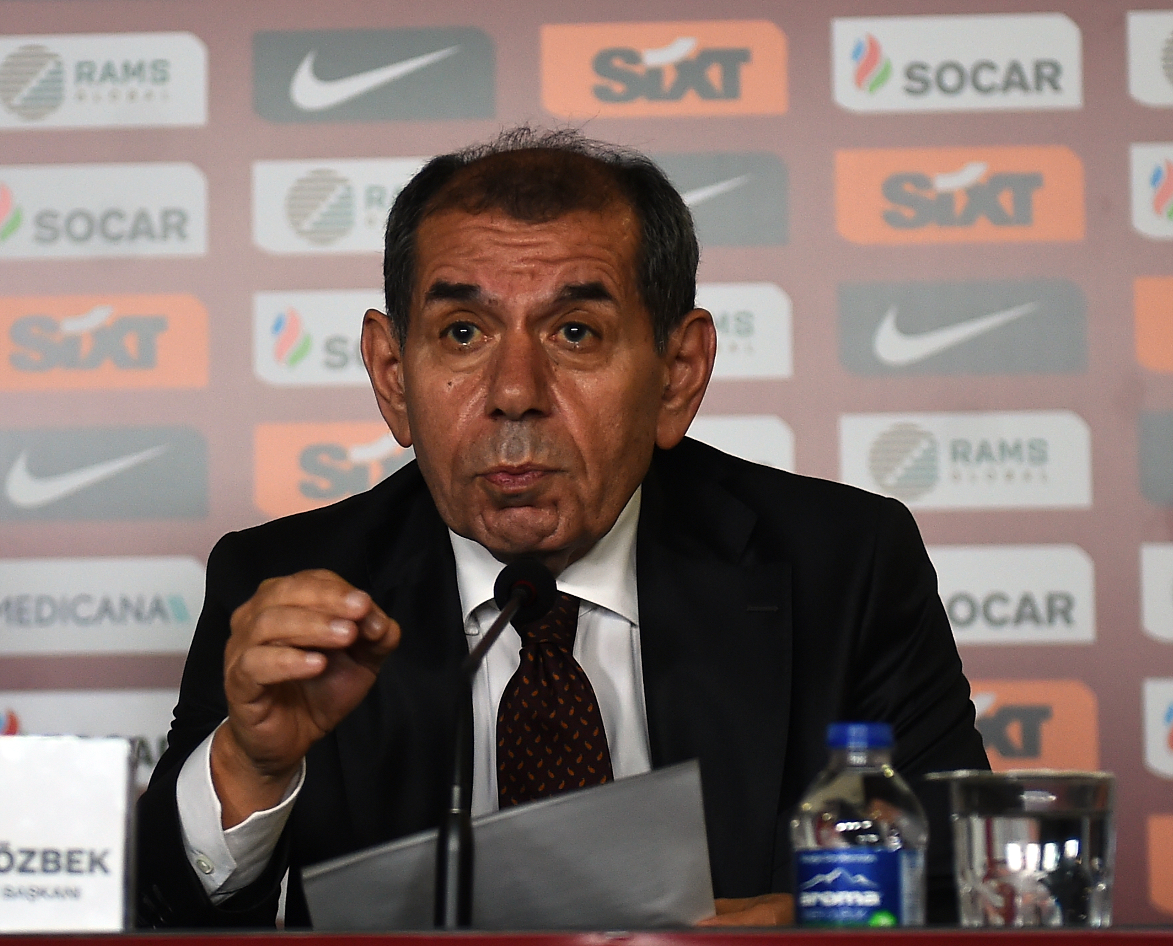 Galatasaray Başkanı Dursun Özbek, derbide çıkan olaylar sonrası Ali Koç'u hedef aldı