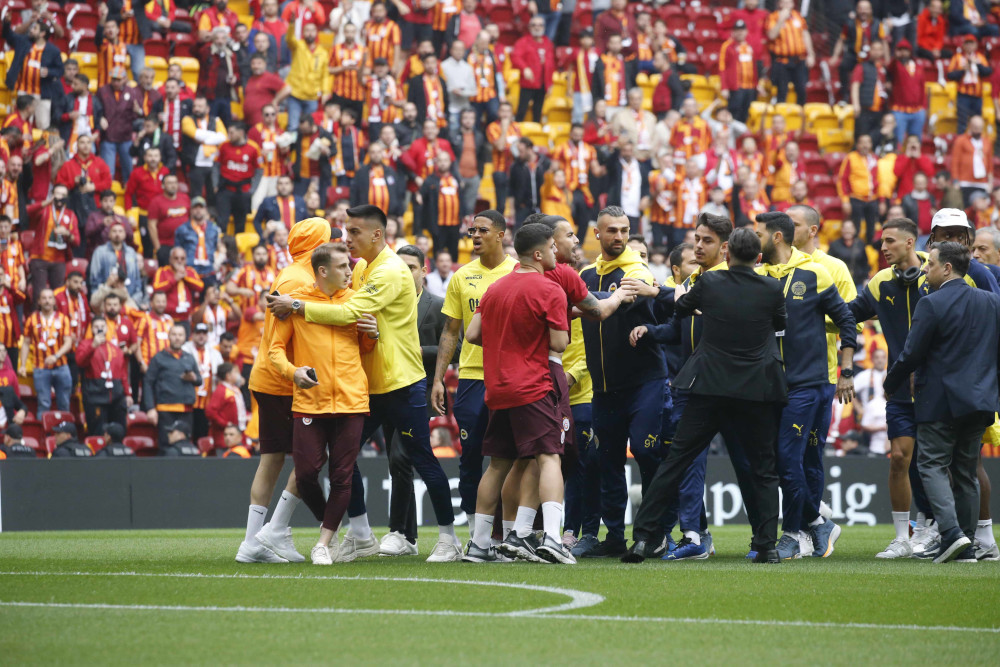 Galatasaray ve Fenerbahçe oyuncuları arasında sahada gerginlik