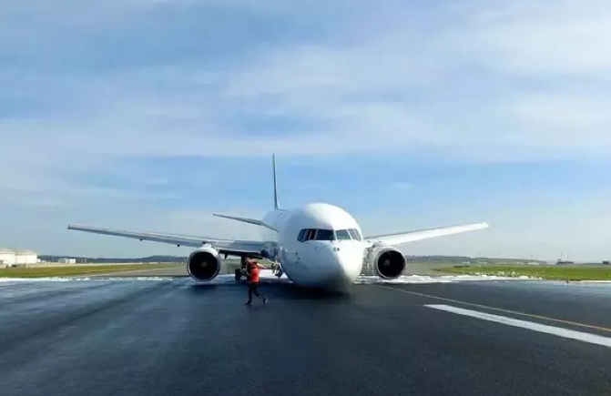 Antalya'da faciaya ramak kala! Bir yolcu uçağı ön dikme üzerine indi