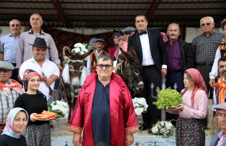 Eşeklere nikah kıyıp düğün yaptılar,