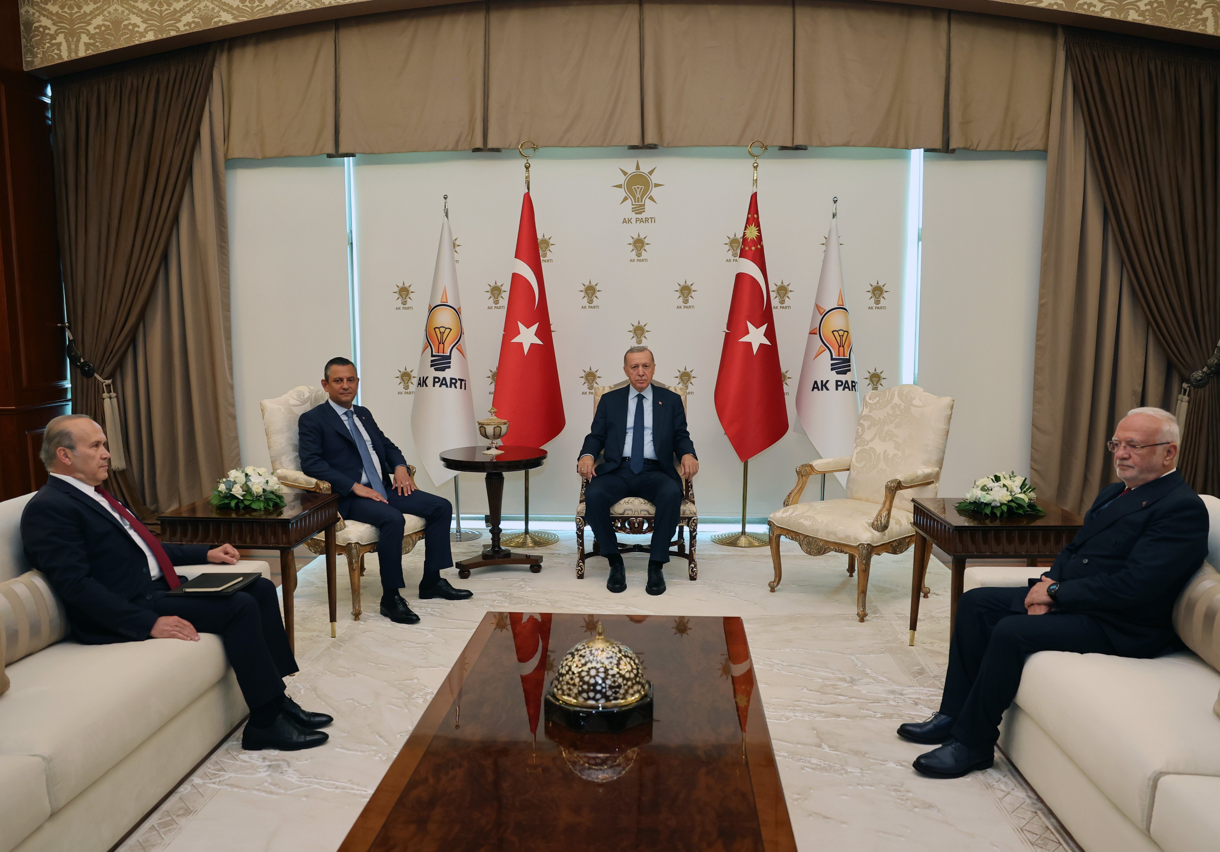 Erdoğan Özel görüşmesindeki boş koltuk telafi edilecek