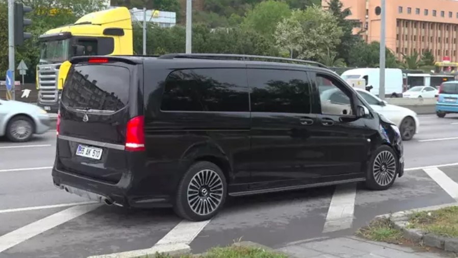 Samsun'da AK Parti İl Başkanı'nın makam aracı yayalara çaptı! Yaralıla