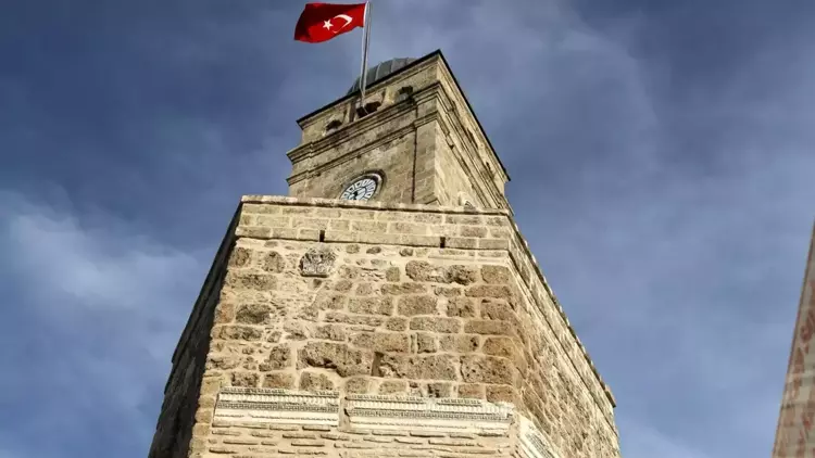 Bayrak, saat kulesine zarar veriyor raporuna, validen sert yanıt: Herkes haddini bilecek!