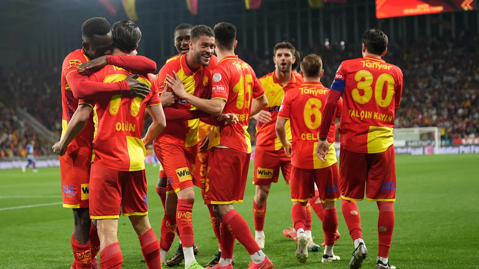 Göztepe 2 yılın ardından Süper Lig'de!