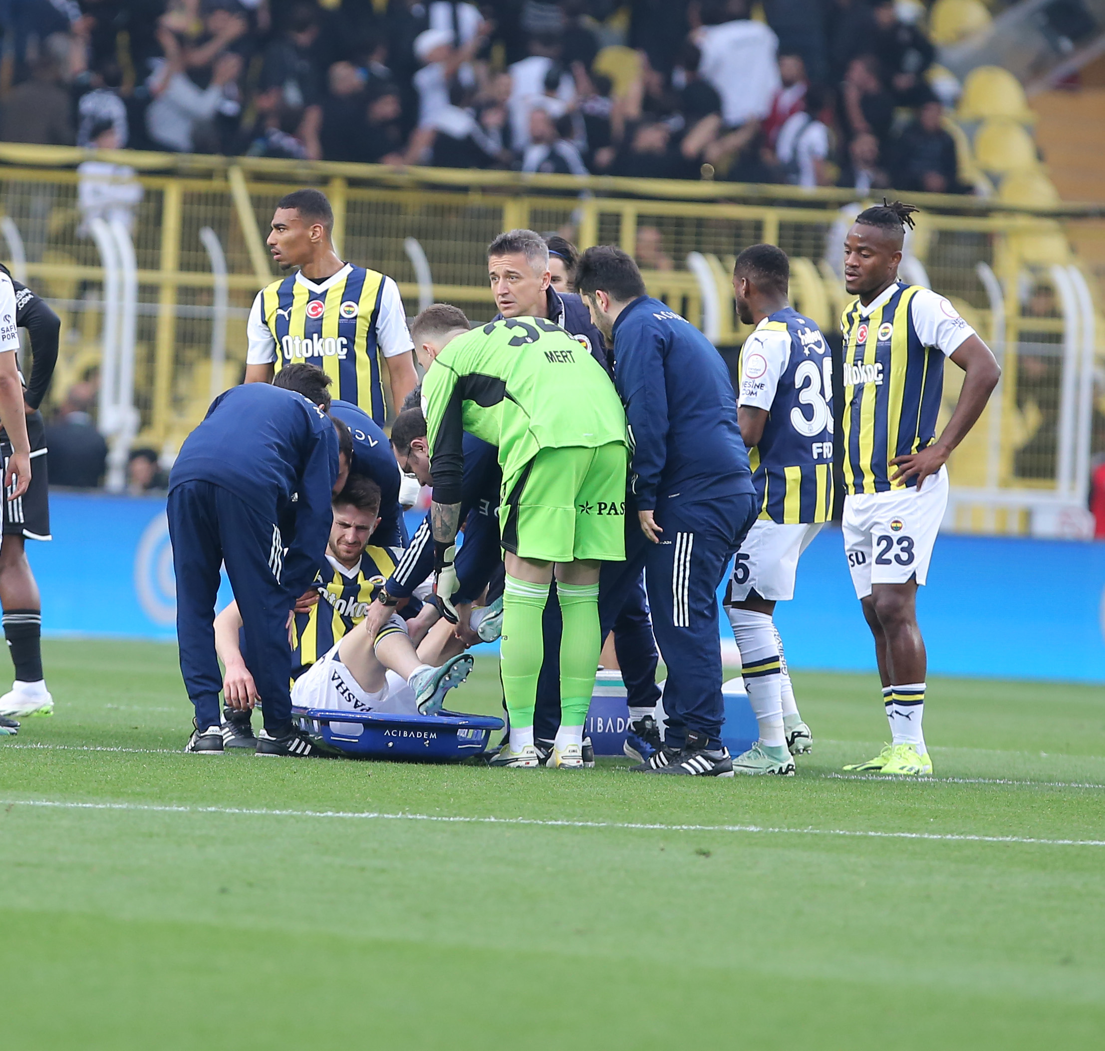 İsmail Yüksek'in acı dolu anları! Derbide böyle sakatlandı