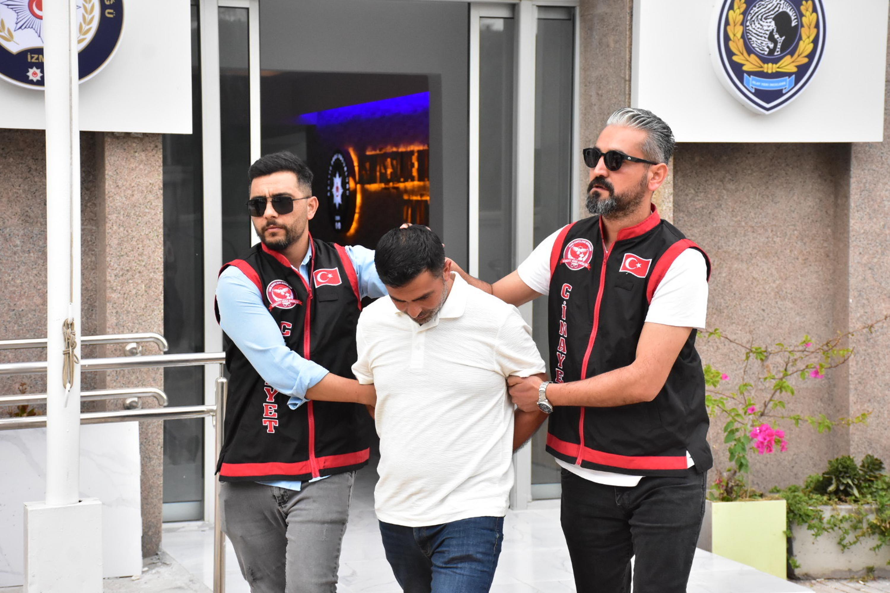 Kırmızı bültenle aranıyordu, Türkiye'de yakalandı!