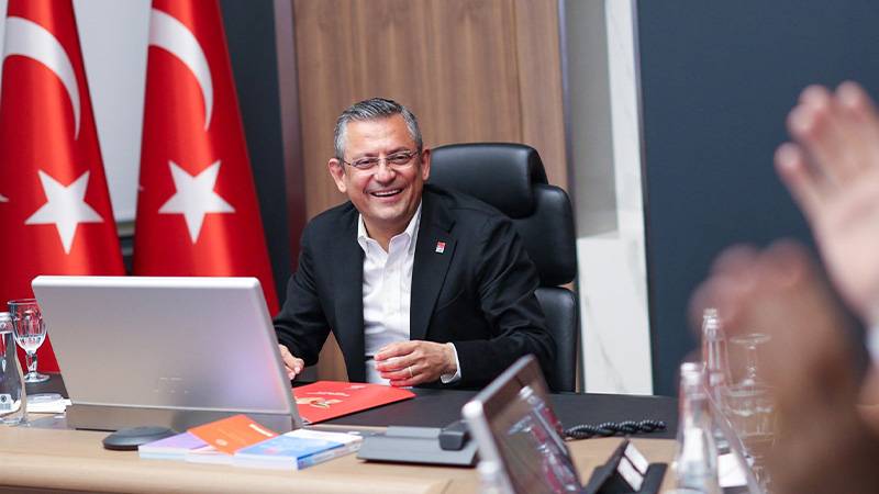 Yeniden Refah'tan Özgür Özel övgüsü