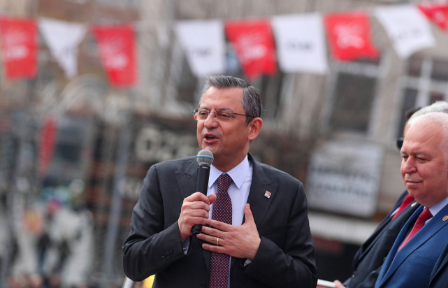 Özgür Özel mitingde atılan o sloganı duyunca tepki gösterdi! "Evladım o mesajı mı verdik şimdi?"