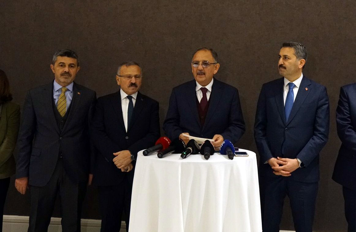 Bakan Özhaseki muhalefeti topa tuttu! 'AK Partili belediyeler dışında işe soyunan kimse yok'