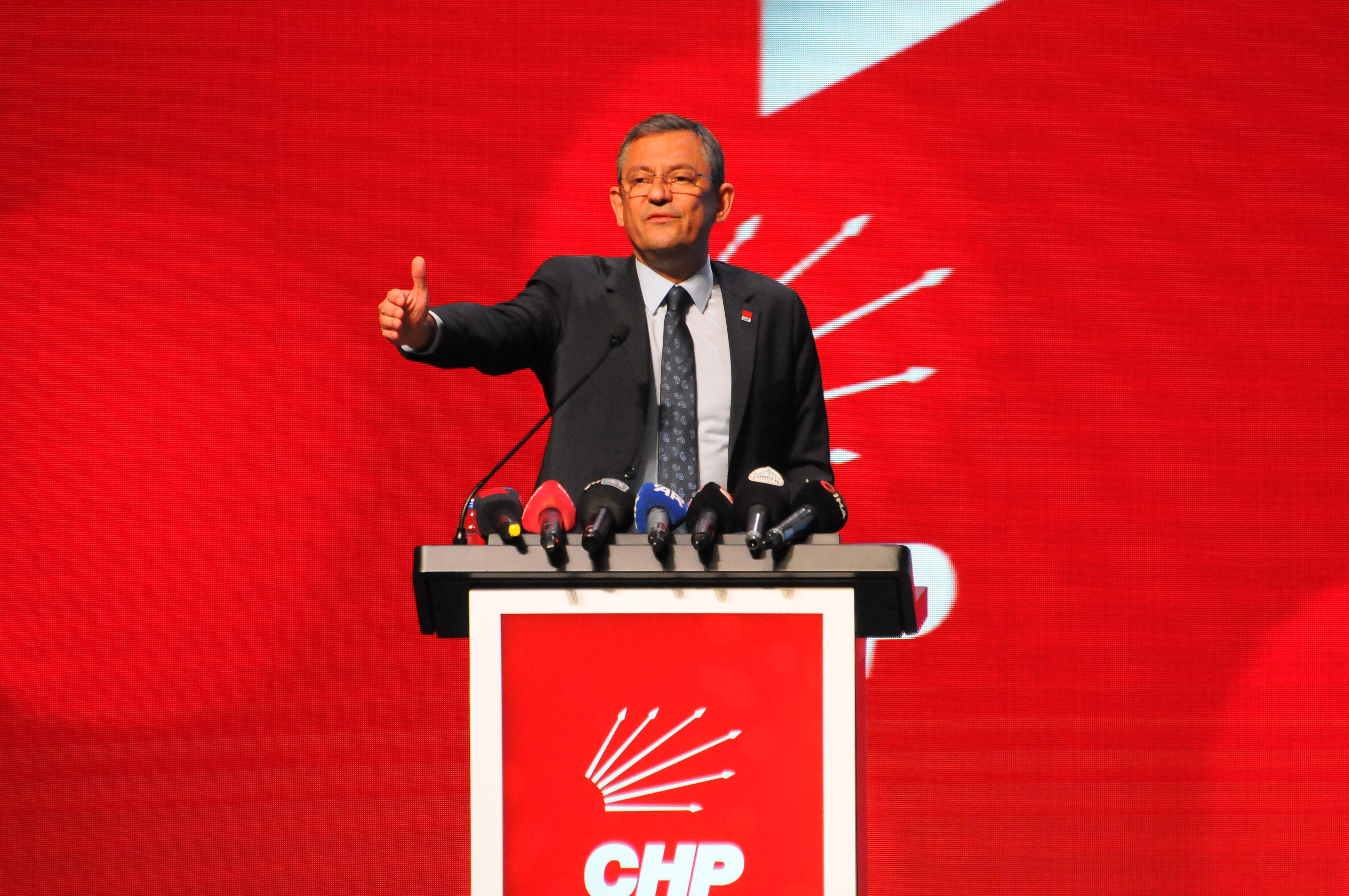 Özgür Özel'den sert çıkış: CHP'li belediyeler eşit hizmet verir!