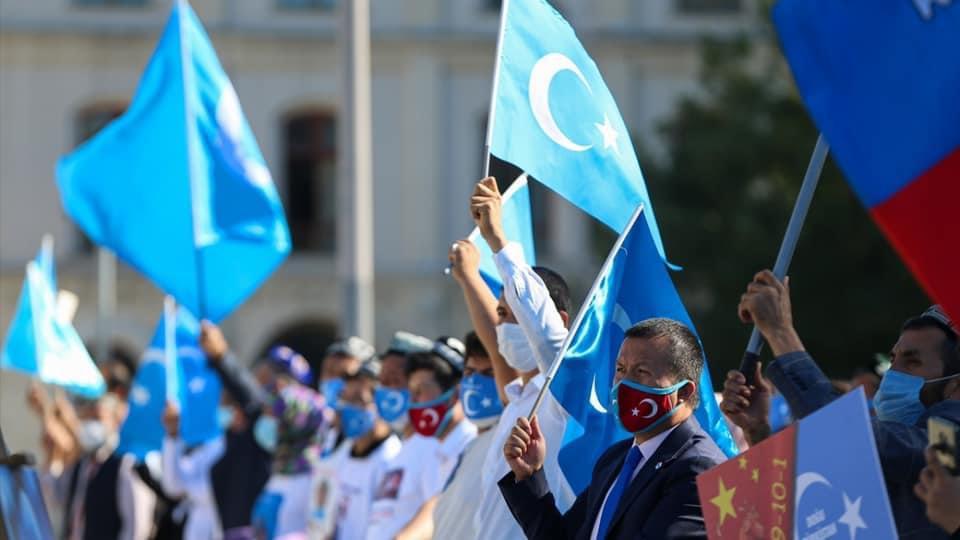 Türkistanlılardan korkunç iddia: Göç İdaresi işkence ile 'deport edilmeyi kabul ettim belgesi' imzalatılıyor!