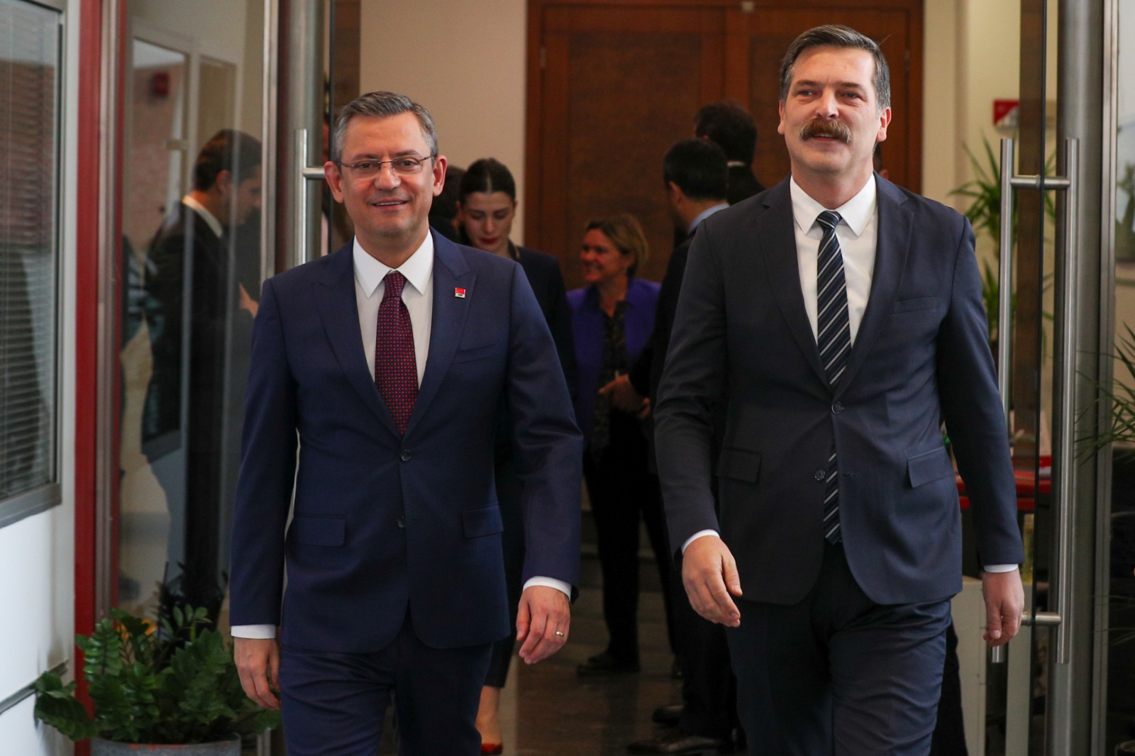 Özgür Özel ve Erkan Baş görüştü