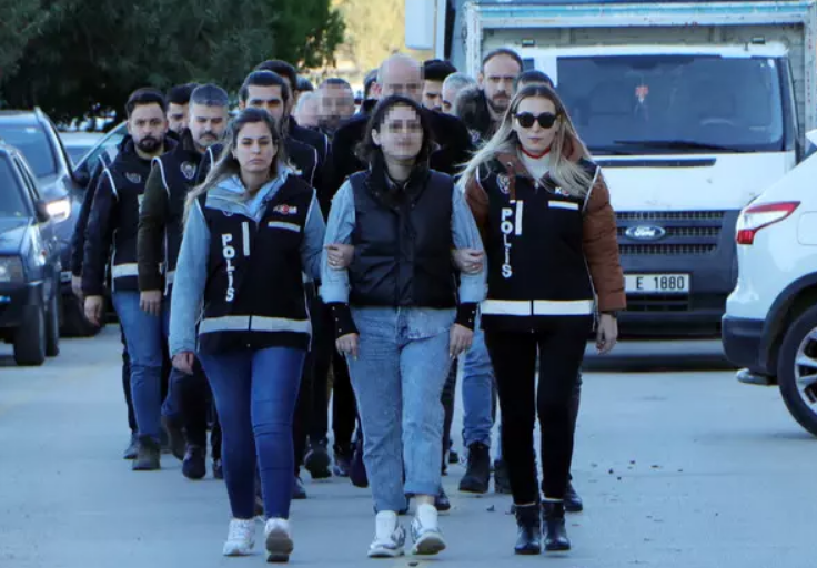 Adana Büyükşehir Belediyesi'ne yapılan şafak operasyonunun ardından 'e