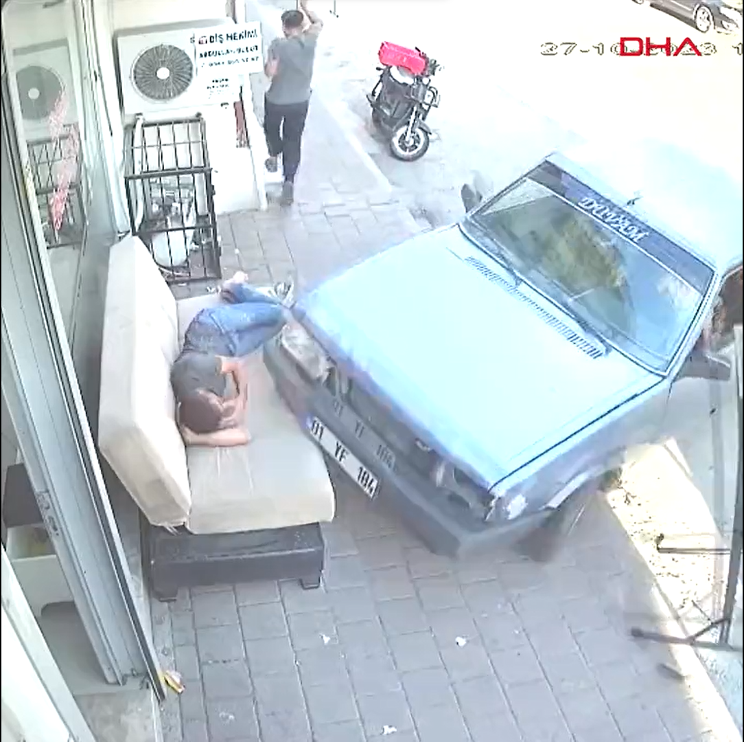 Adana'da yol kenarında koltukta uyuyan bir kişi resmen ölümden döndü