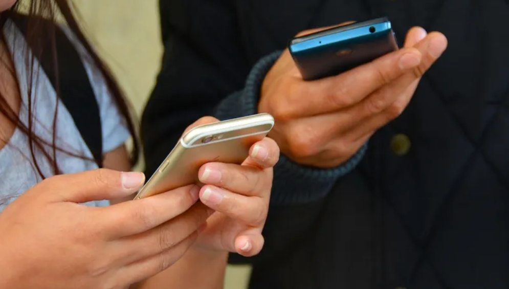Vergisiz telefon kararı Resmi Gazete'de! Yaş sınırı getirildi