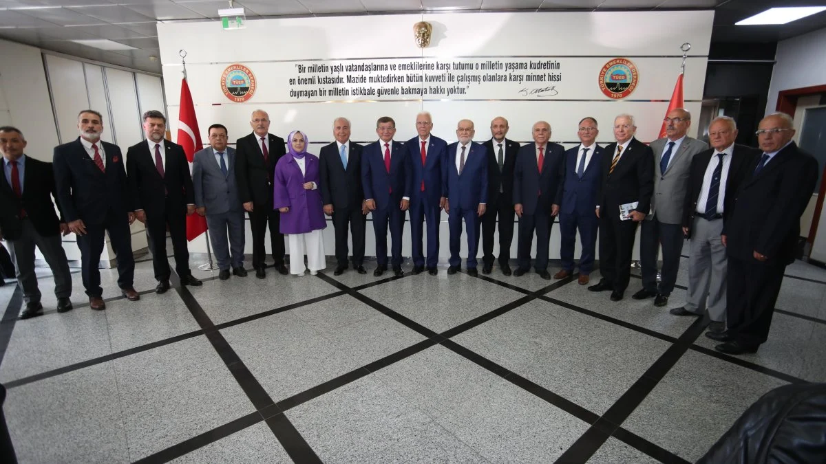 Karamollaoğlu ve Davutoğlu emekli derneklerini ziyaret etti: Emeklinin maaşı zenginin bahşişi kadar