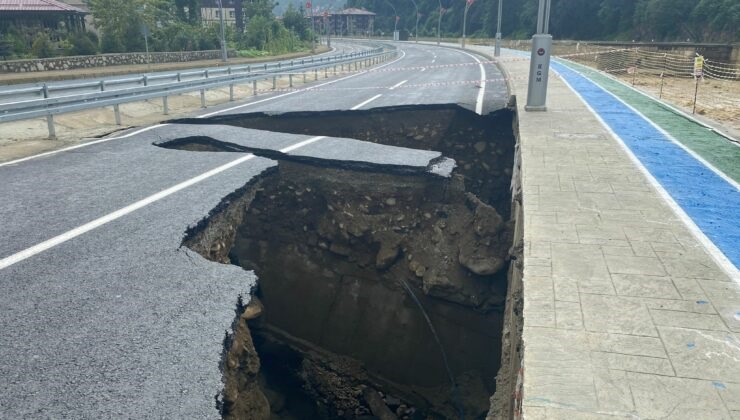 Rize'de şiddetli yağış nedeniyle Güneysu yolu çöktü!