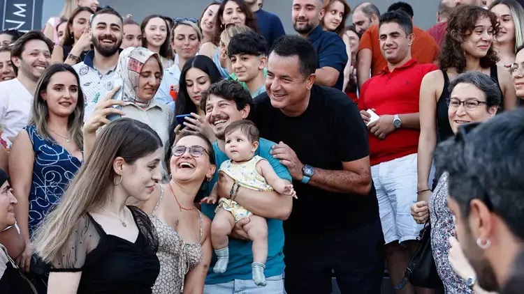 Acun Ilıcalı, çalışanlarını ve ailelerini tatile götürdü