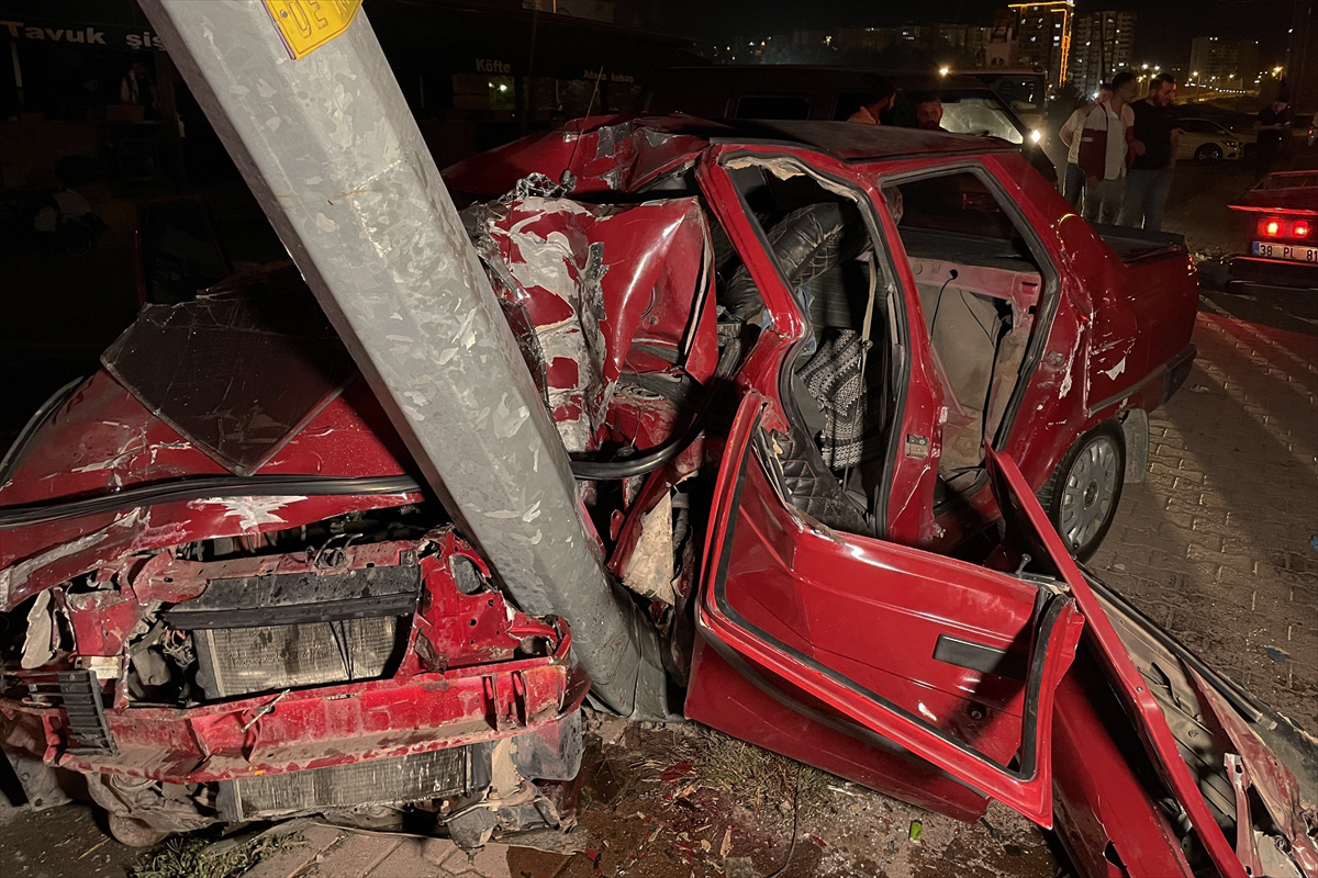 Kayseri'de genç sürücünün kullandığı otomobil elektrik direğine çarptı!