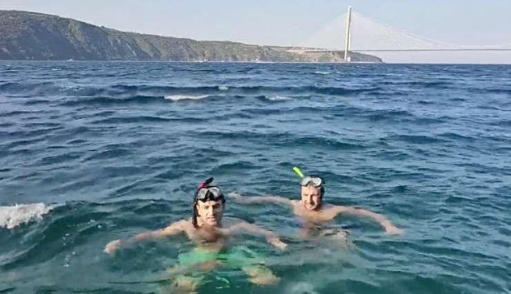Selçuk Bayraktar İstanbul Boğazı'nı yüzerek geçti görüntüleri paylaştı!