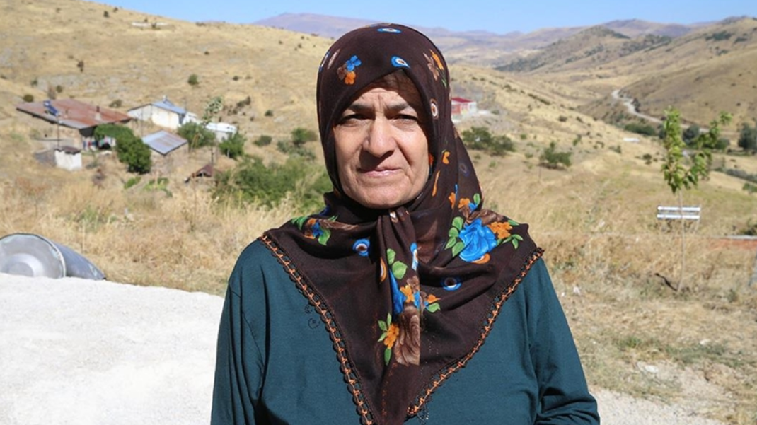 Deprem sonrası "ölü" olarak kayıtlara geçen kadın yaşadığını ispatlamaya çalışıyor