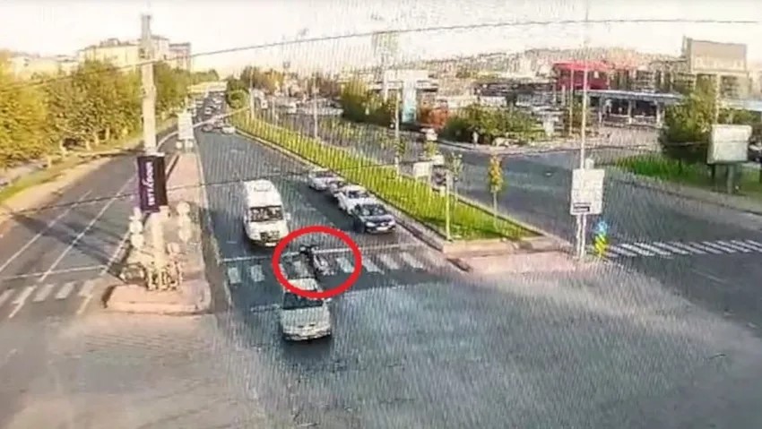 17 yaşındaki çocuğa önce otomobil sonra minibüs çarptı