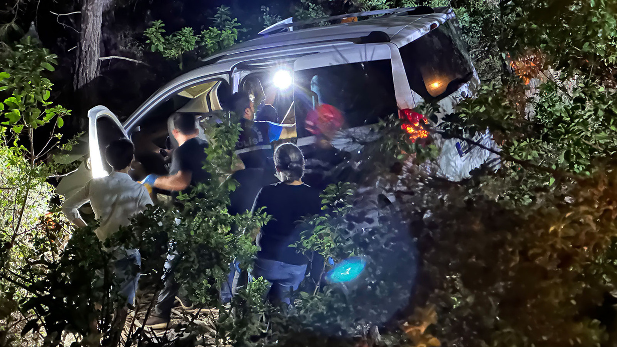 Araç uçuruma yuvarlandı! Arka koltuktaki görüntü şoke etti