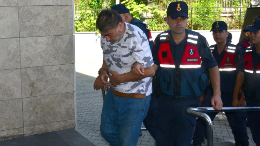 Namaz kılanların arasına dalan şoför tutuklandı