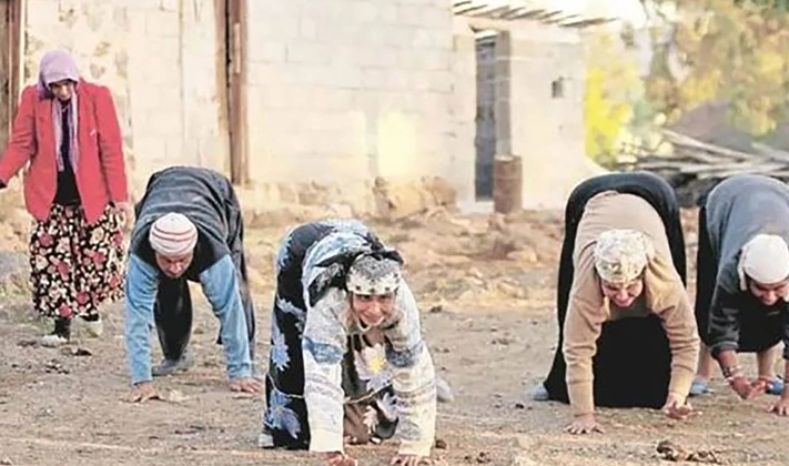 Hatay'da dört ayak üzerinde yürüyen Türk aile hayrete düşürdü! Uzmandan açıklama geldi
