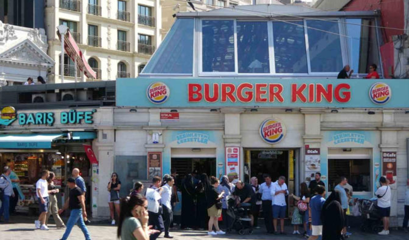 Taksim’de Burger King çalışanlarından müşteriye meydan dayağı! 3 çocuğunun yanında dövdüler