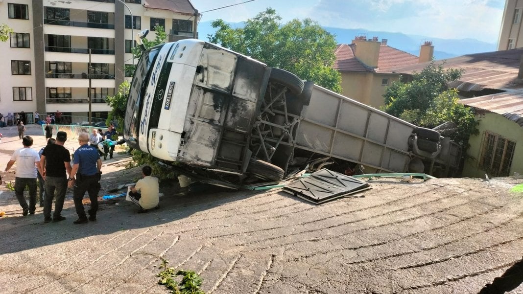 Tur otobüsü devrildi! 3 kişinin durumu kritik
