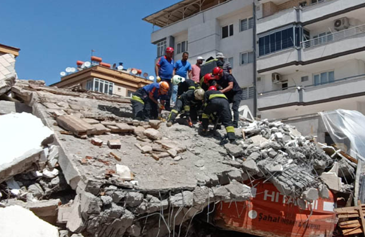 Ağır hasarlı bina yıkım sırasında çöktü! 1 işçi enkaz altında