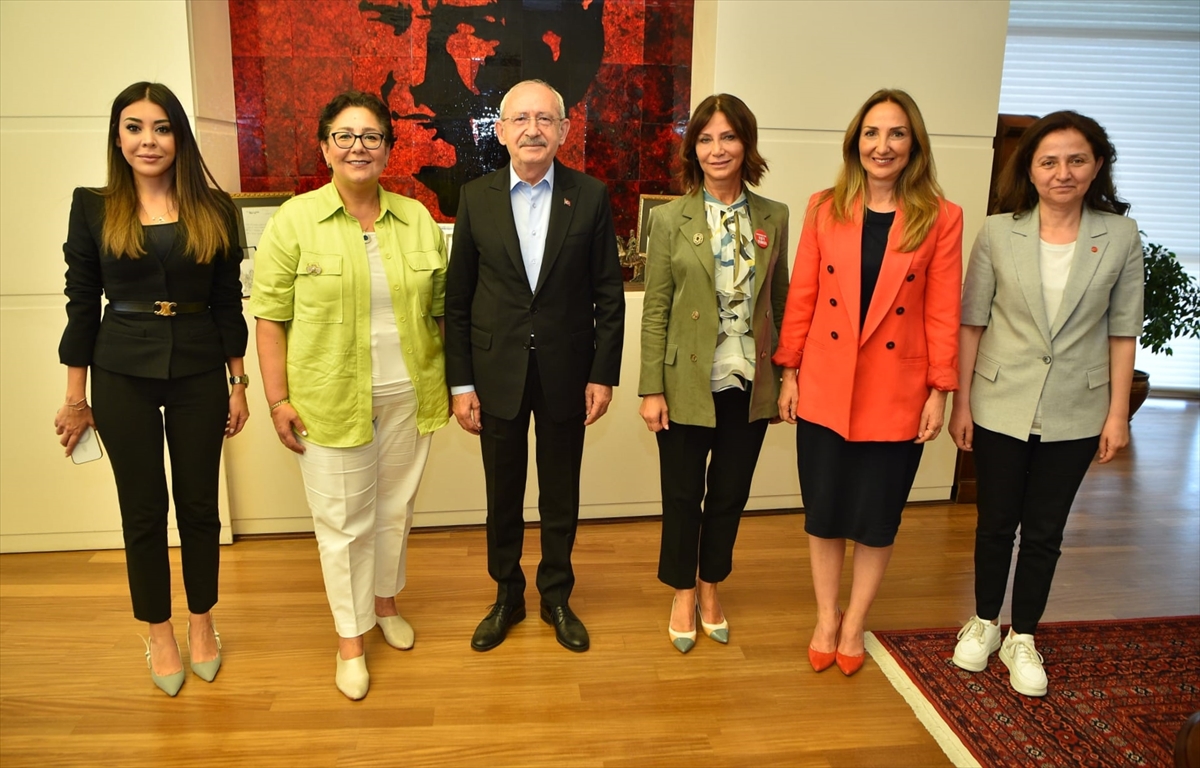 Kemal Kılıçdaroğlu, KADER yöneticileriyle bir araya geldi: Kadınların her zaman yanındayım