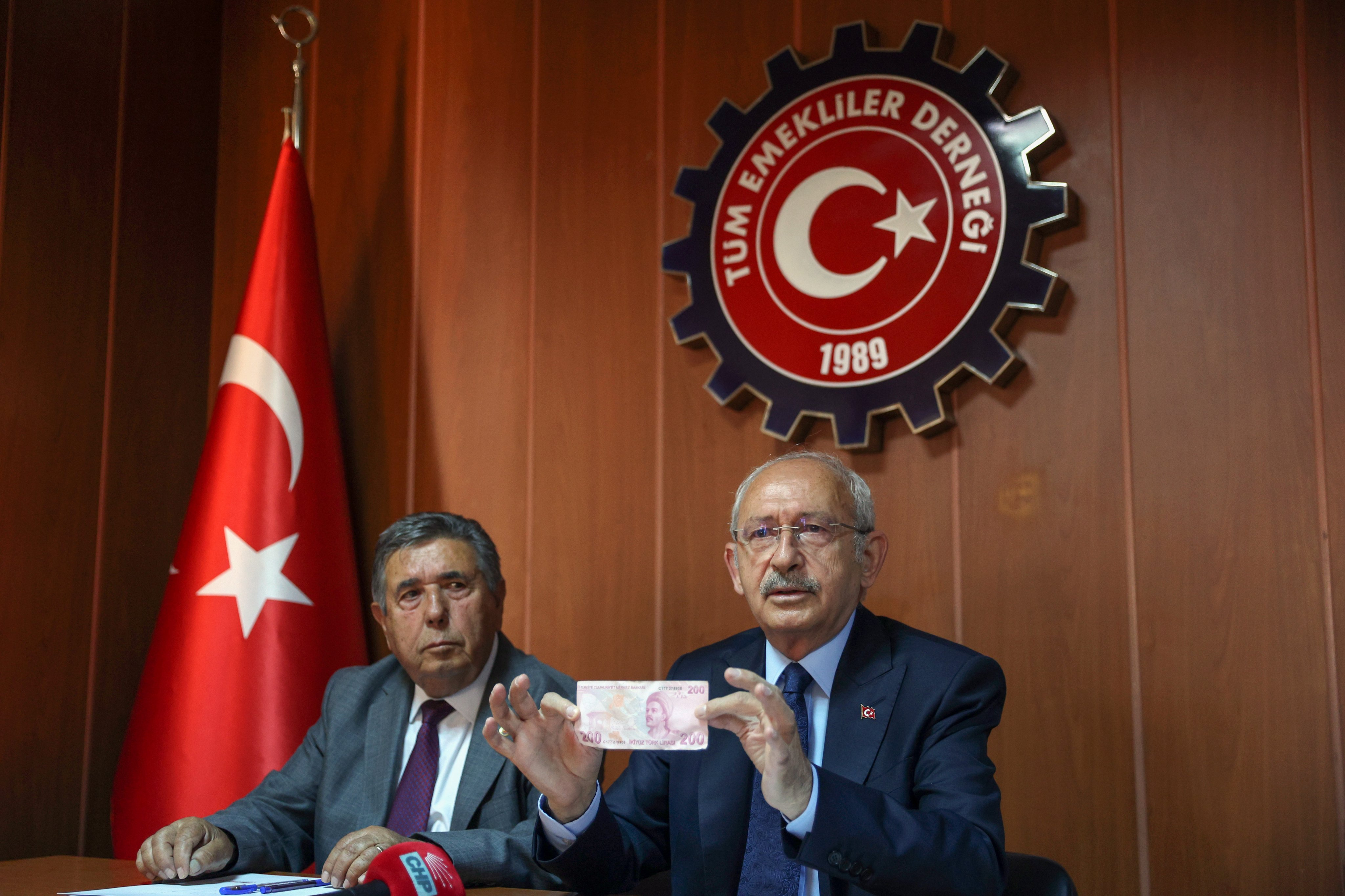 Cebinden 200 lira çıkaran Kemal Kılıçdaroğlu: Bu paraya şimdi 20 simit alınıyor