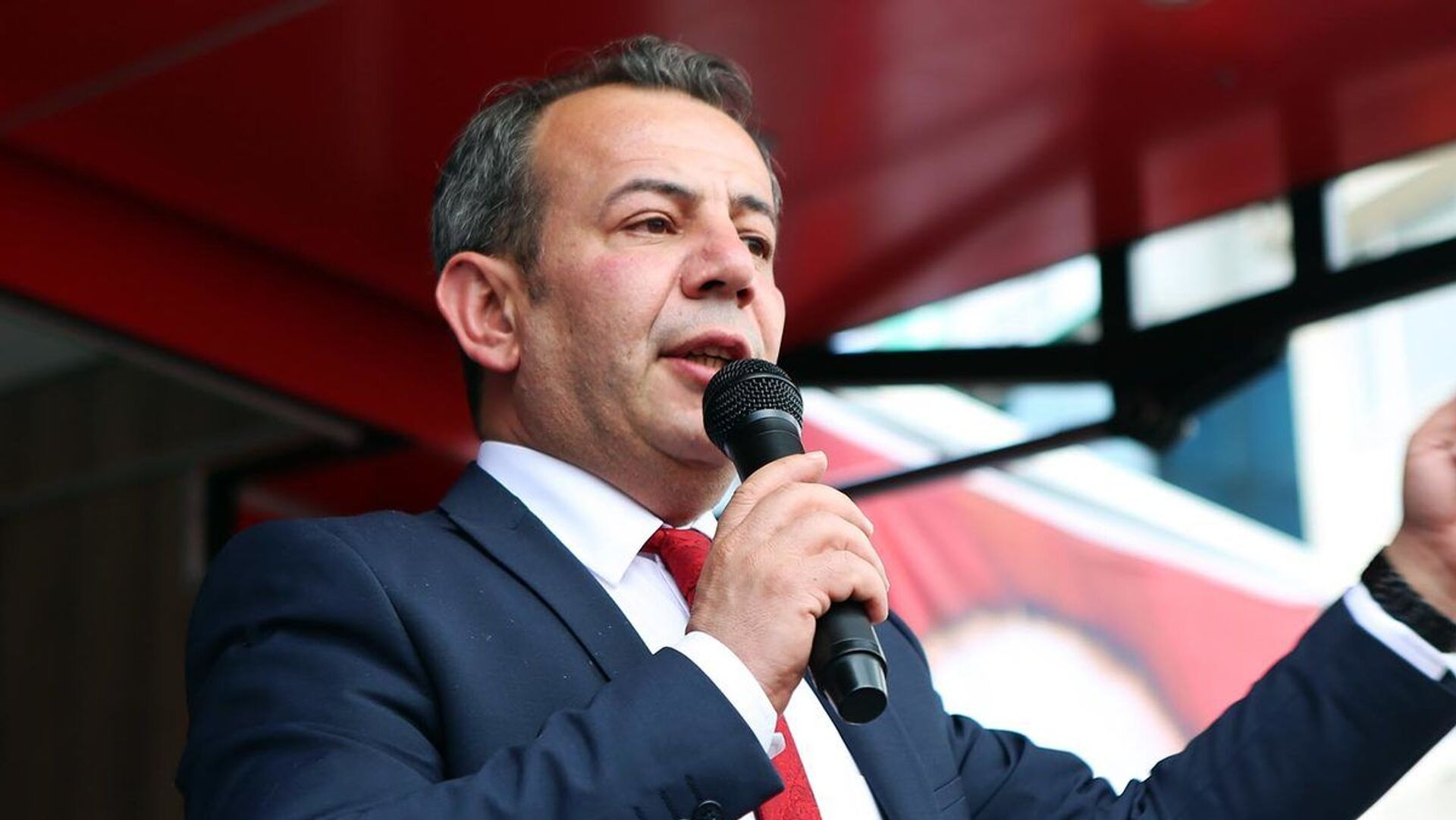 Tanju Özcan CHP'den ihraç edildi
