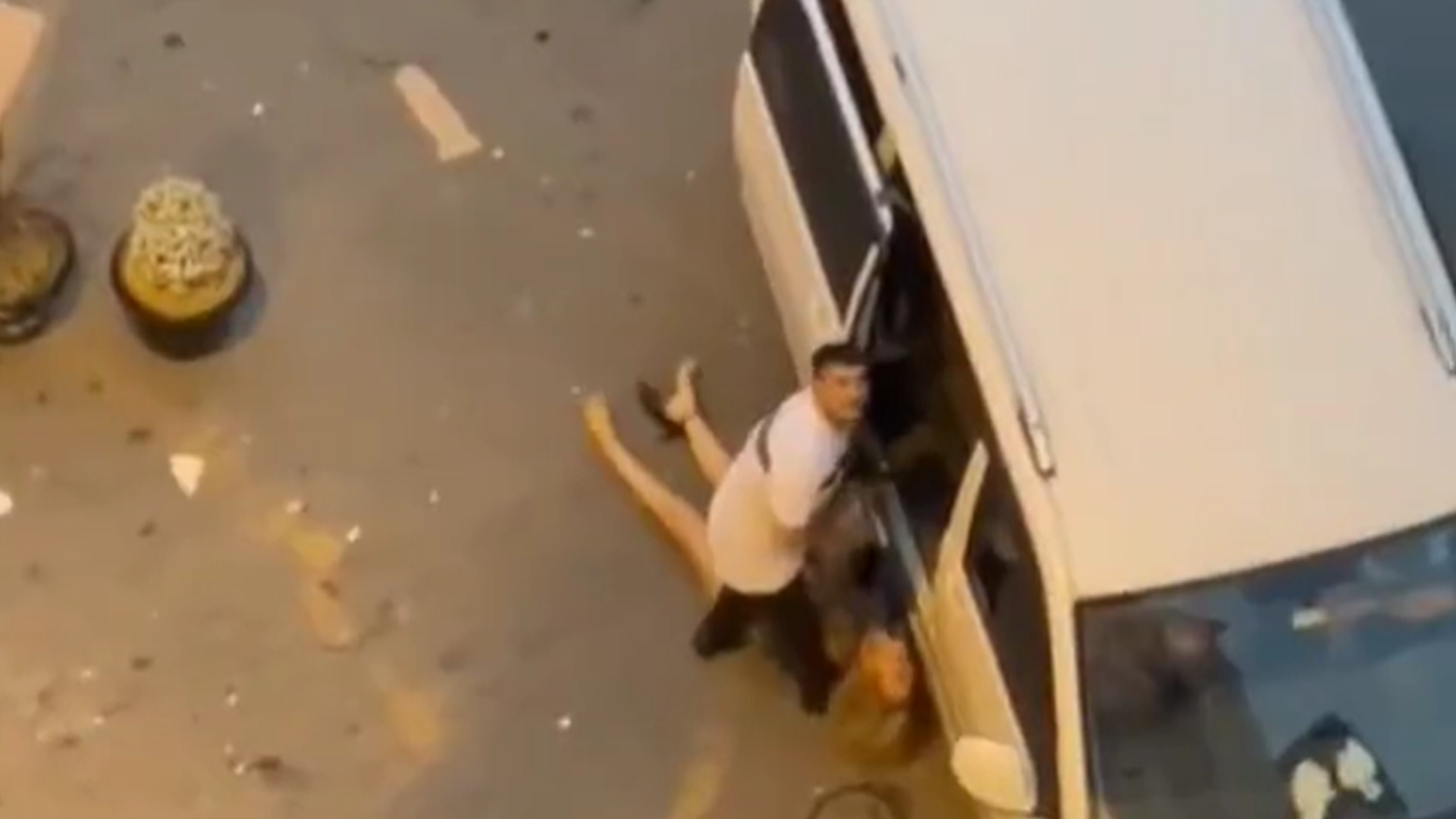 Sokak ortasında dövülerek bayıltılan kadın şikâyetçi olmadı!