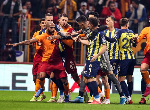 Galatasaray ve Fenerbahçe'nin karşılaşacağı Süper Kupa finali devre arasında oynanacak