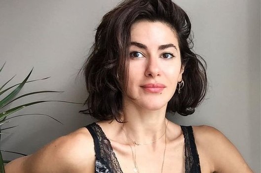 Nesrin Cavadzade'den dekolteli poz!