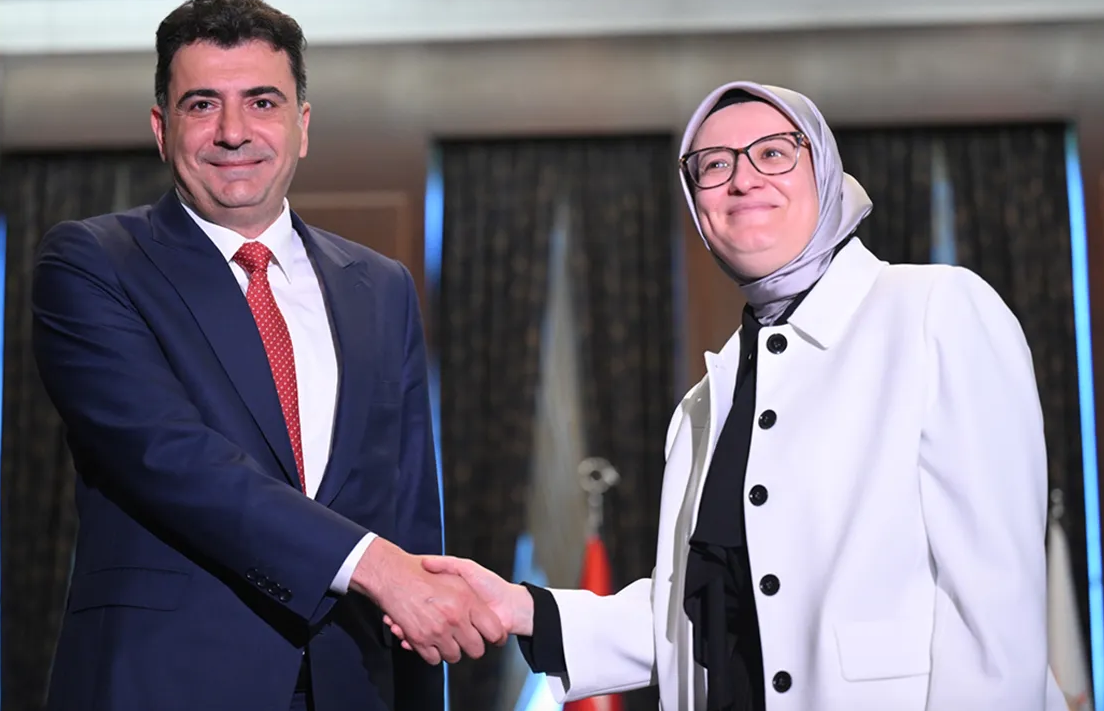 AK Parti heyeti CHP heyeti ile el sıkıştı