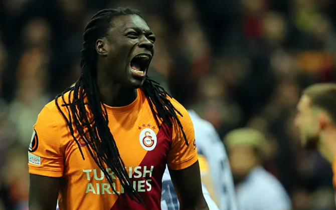 Bafetimbi Gomis Galatasaray'dan ayrıldığını duyurdu