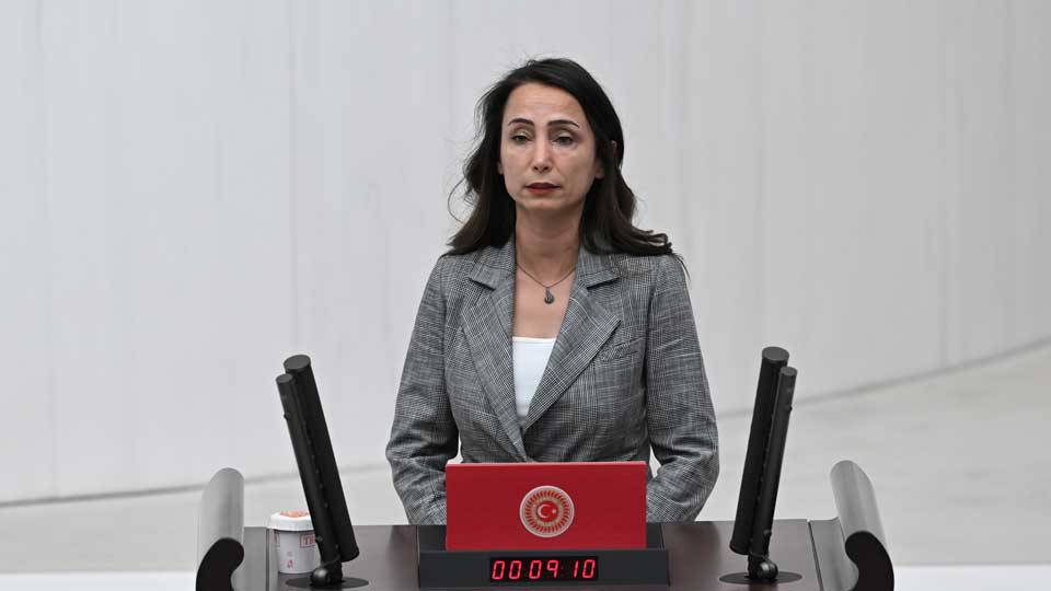 Yeşil Sol Partinin Meclis Başkan Adayı Tülay Hatimoğlları Oruç oldu.